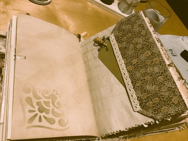 junk-journal-vintage-fait-main-pages-decorees-pochoir-dentelle-ephemera-papiers-anciens-carnet-creatif-album-collage-French-Flair-France